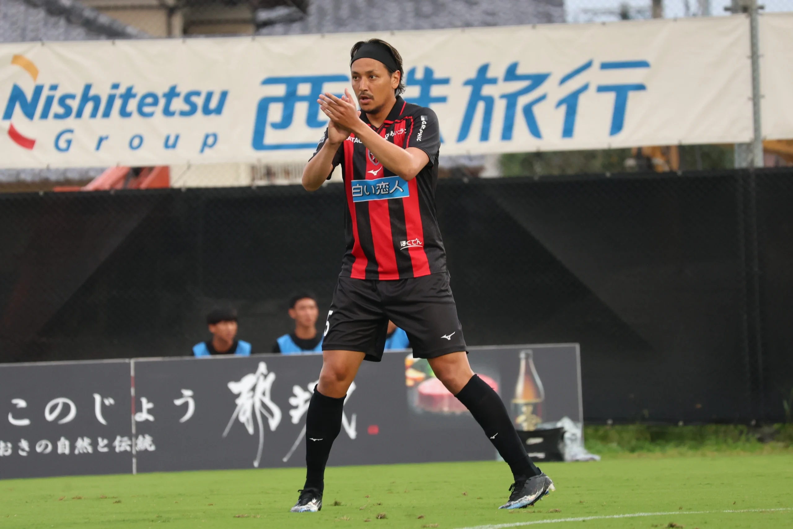コーチングでチームを助けるベテランディフェンダー
